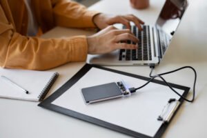 Batterie d'ordinateur portable qui ne charge plus : réparable ou à remplacer ?